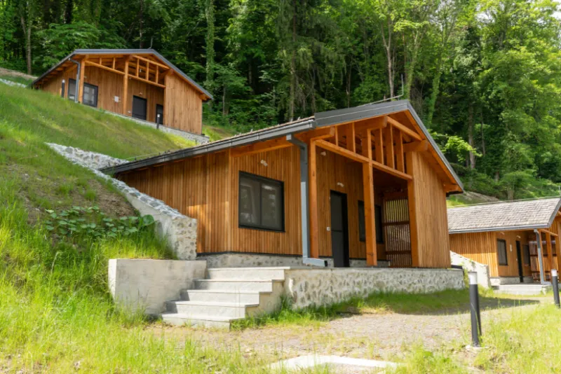 Affordable and Cosy Cabins in Pigeon Forge You’ll Love 2 Modern wooden cabins in Pigeon Forge nestled in the hills, perfect for a peaceful and affordable retreat.